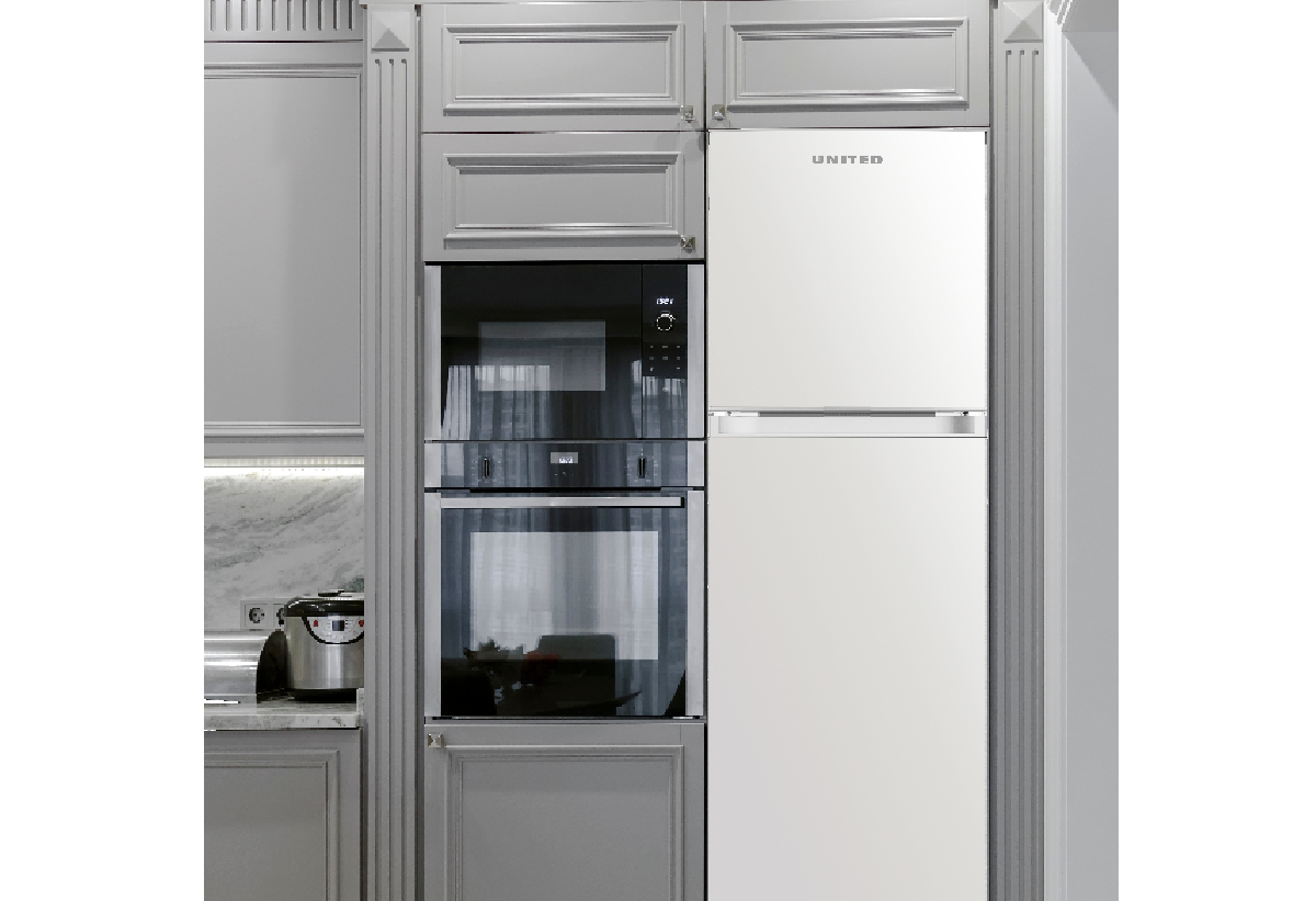 Στη φωτογραφία απεικονίζεται το ψυγείο σε μια κουζίνα.